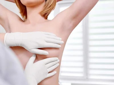 Brustvergrößerung mit Straffung: Der Einfluss von Hormonen
