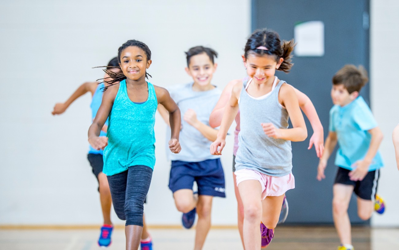 Spaßige Gruppenaktivitaten mit Spiele Kindergarten Turnhalle fuer kleine Kinder
