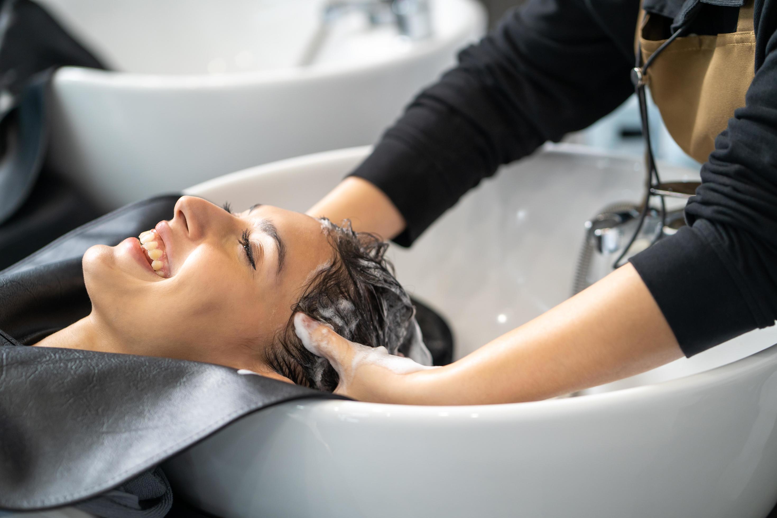 So steigern Waschbecken für Friseure das Kundenerlebnis