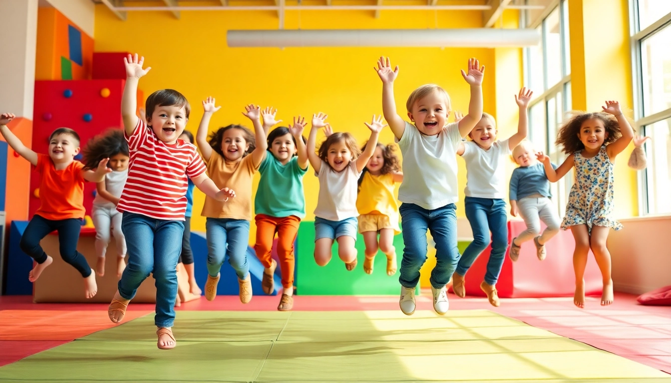 Kinder beim Spielen von Bewegungsspielen in der Turnhalle - hier mehr erfahren