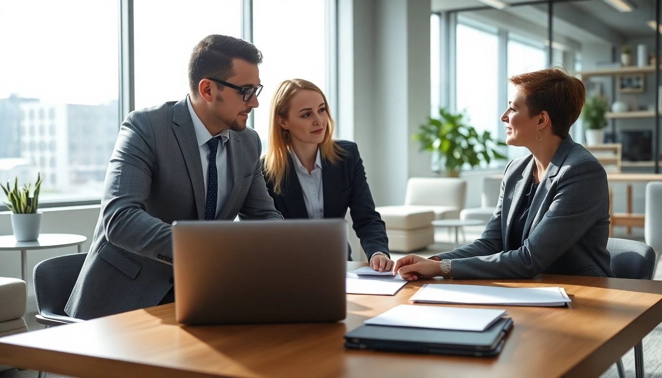 Headhunter IT berät Kunden in einem modernen Büro zur Verbesserung von Personalstrategien.